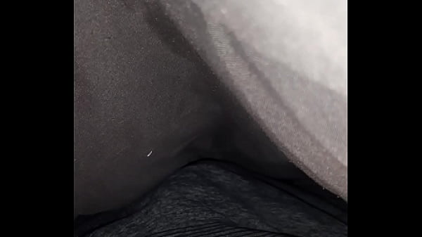 18-latek dostaje ręczną robótkę od przyrodniego kuzyna dzielącego ich łóżko i spuszcza się na siebie, w spodniach.