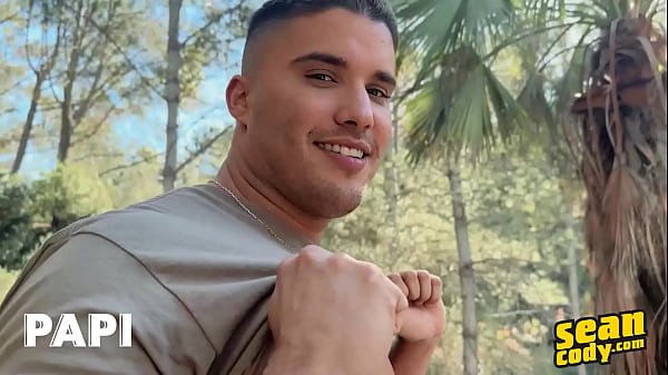 Alex pokazuje swoje podkolanówki na spacerze na zewnątrz, po czym wraca do swojego mieszkania, aby pogłaskać kutasa – PAPI