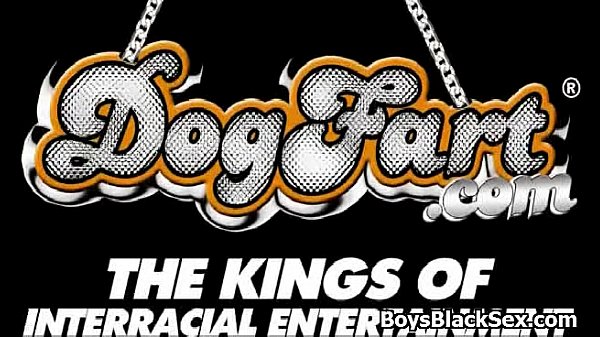 Biały gej seksowny nastolatek cieszy się dużym czarnym kutasem 18