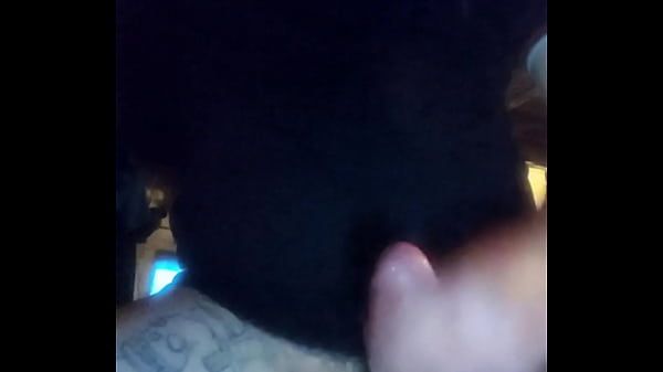 Chudy gliniarz sfilmowany kamerą smartfona, jak wali sobie kutasa, spuszcza się i wlewa świeżą spermę do ust! Rosyjski policjant okazał się pedałem! Gej połyka spermę!