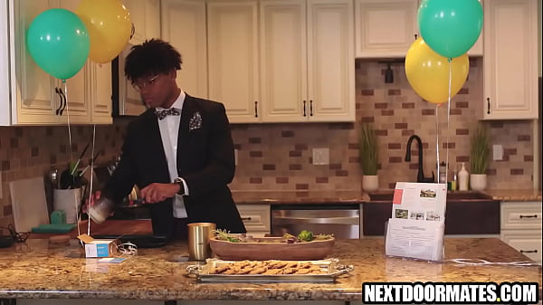 Czarnoskóry agent nieruchomości dbający o homoseksualnych klientów