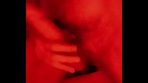 Facet pokazuje stopy i szarpie się