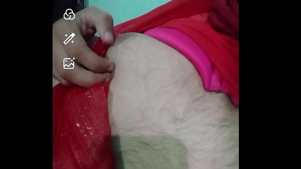 Indyjski gej Crossdresser w czerwonej sari pokazujący swoje cycki podczas płatnej nagiej rozmowy wideo xxx