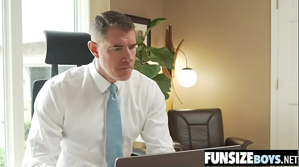 Masywny kutas doktora wbija się w latynoskiego twinka na oklep-FUNSIZEBOYS.NET