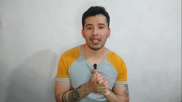 Młody lekarz penetrowany przez szefa! Dojrzały lekarz z 23-centymetrowym kutasem w szpitalnej kabinie! Seks historia