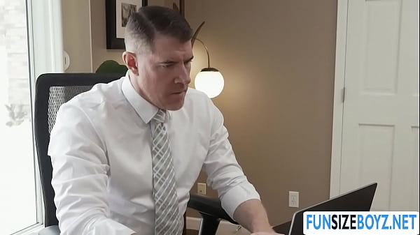 Nastoletni Twink Shay dostaje tyłek badany przez wielkiego kutasa doktora Wulfsa