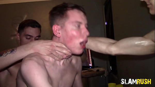 Nie może utrzymać dupy zamkniętej, wydmuchuje bąbelki spermy.