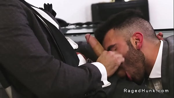 Owłosiony tyłek pośrednika w handlu nieruchomościami jest ruchany analnie za pracę