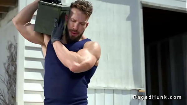 Trójkątny publiczny gejowski seks analny na zewnątrz przed magazynem