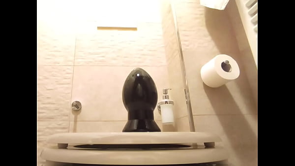 Big Black Buttplug wyrywa twinkowi ogromny, rozdziawiony tyłek pawiana
