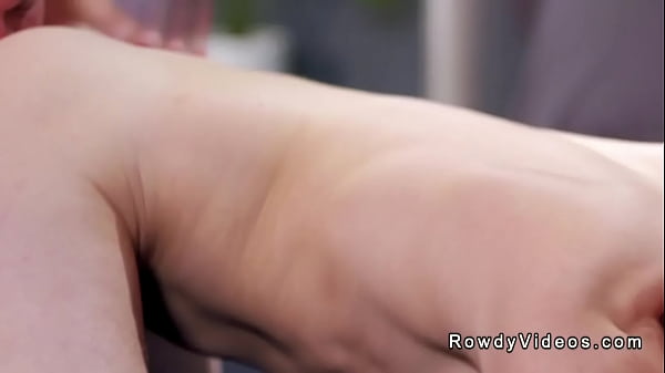 Blady młody gej analny zerżnięty i spuszczony przez starszego