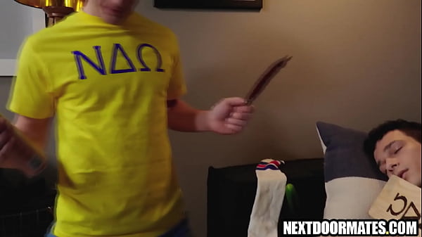 Chłopak z college’u ssie ogromnego kutasa, aby dostać się do bractwa