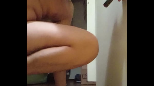 Chłopiec masturbuje się sam