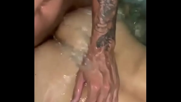 Cumowanie w motelowym basenie