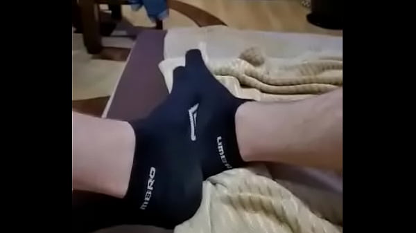 Czarne śmierdzące skarpetki