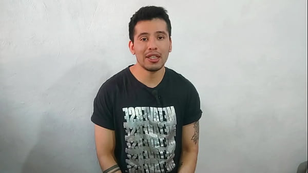 Dojrzały mężczyzna po czterdziestce został spenetrowany na imprezie przez młodego twinka z 21-centymetrowym kutasem i teraz cały czas jest ruchany w dupę! Seks historia