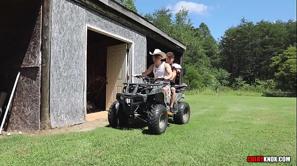 Drake Von rucha Calvina Banksa w kowbojski tyłek