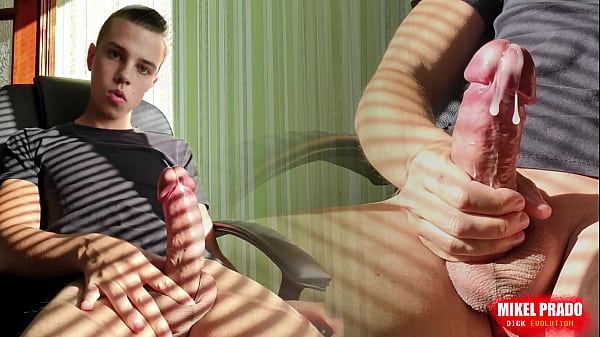 Duży kremowy ładunek z mojego grubego nieobciętego kutasa