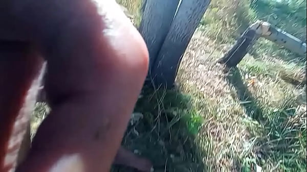 Dziewczyna na hulajnodze w parku widziała mnie nago