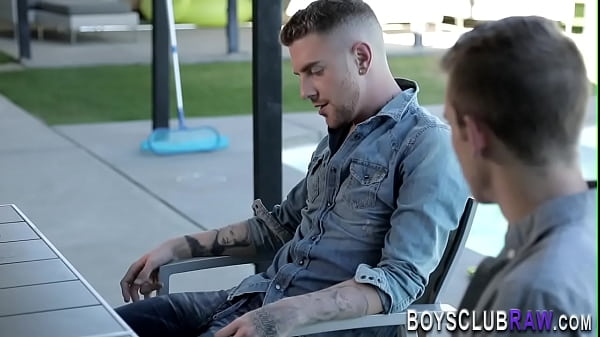 Gay hottie wali ogiery w dupę na surowo