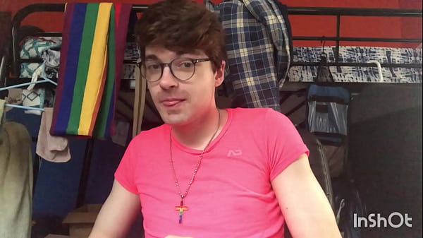 Gay Twink Niko Springs rozbiera się i pokazuje swojego dużego kutasa