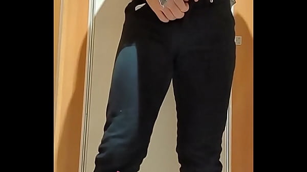 Gej obnaża się w publicznej toalecie i wyciąga dildo.