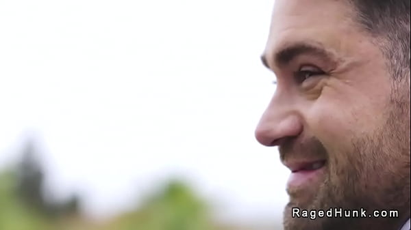 Geje pośrednicy w handlu nieruchomościami ruchają się analnie w pustej nieruchomości