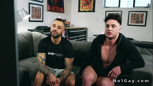 Geje ruchają się analnie po wywiadzie na żywo przed kamerą internetową