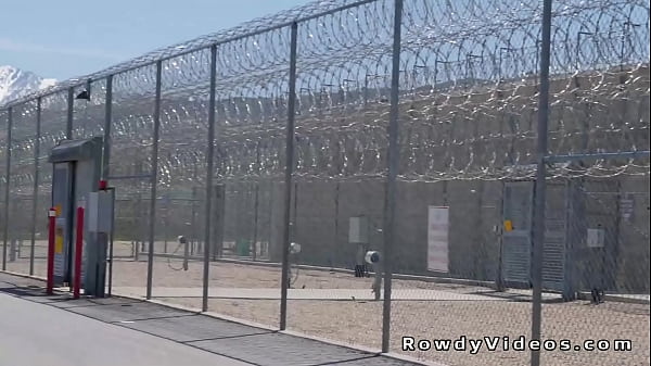 Gliniarz zerżnięty analnie przez podejrzanego geja