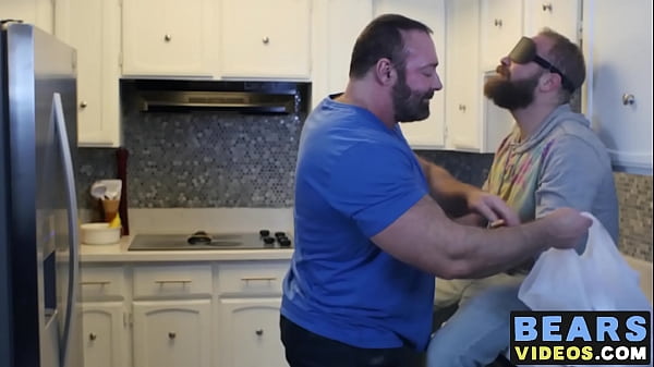 Grizzly gruby kutas niedźwiedzia wypolerowany mocno przez jego owłosione paskudne młode