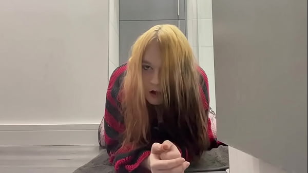 Hałaśliwa dziura crossdressera ujeżdża dildo