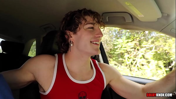 Hazel Hoffman kopie Mickeya Knoxa z tyłu jego samochodu RAW