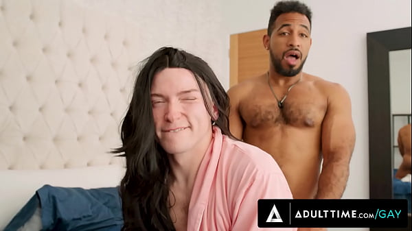 HETEROFLEXIBLE – Straight Rodrigo Amor przyłapany na pieprzeniu doggystyle swojego kumpla Femboya Zacca Andrewsa! CUMSHOT