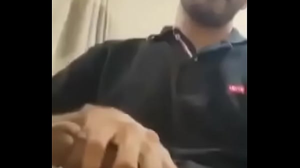 Kobieta idzie do łazienki ssać grubego kutasa