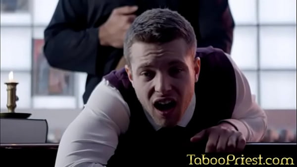 Ksiądz obnaża katolickiego chłopca [TabooPriest.com]