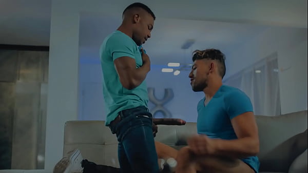 Kutas mojego współlokatora jest za duży, nie sądzę, żeby zmieścił się w moim tyłku.