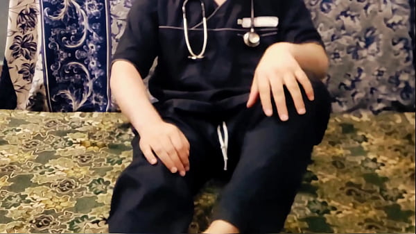 Lekarz masturbujący się dla gorącej seksownej dziewczyny, aby zmoczyć tam cipkę