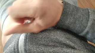 Leżąc na podłodze, w piżamie, ponownie bawię się moim gęstym mlekiem i tym miłym, ogromnym, grubym kutasem