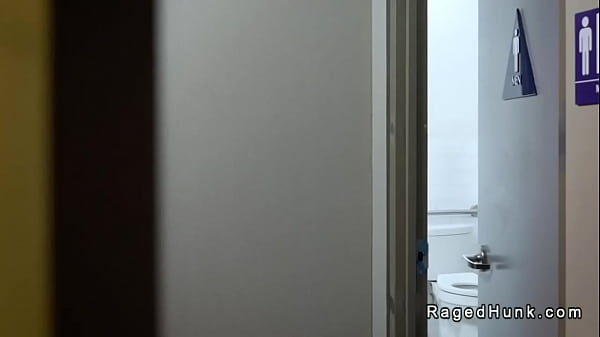 Mięśniowi geje nieznajomi pieprzą się w publicznym pokoju męskim
