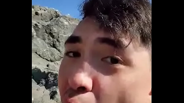 Młoda azjatycka dziwka ssie kutasa na zewnątrz