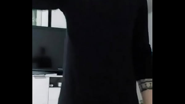 Młody mężczyzna przegrywa zakład i zostaje zdemaskowany w Internecie przez swojego przyjaciela.