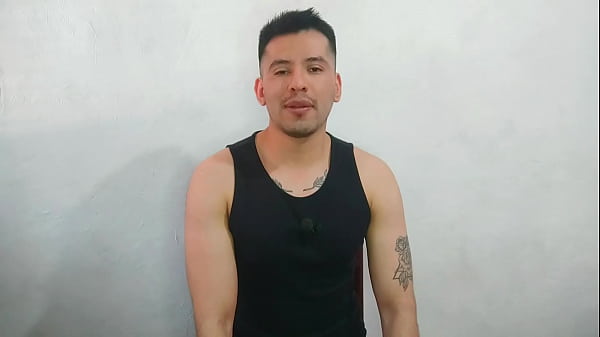 Młody Twink zamienia się w tyłek i kutasa kilku obdarzonych mężów 23cm! Seks historia