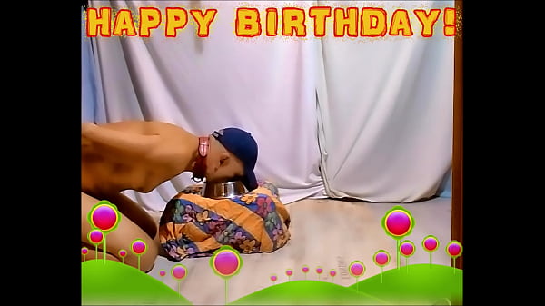 nagi nieobcięty niewolnik obnażony kajdanki je obiad jak mój status poza miską psa BDSM