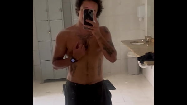 Napalony ftm walący konia w toalecie na siłowni po treningu