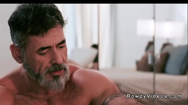 Owłosiony ojczym analnie pieprzy pasierba twinka