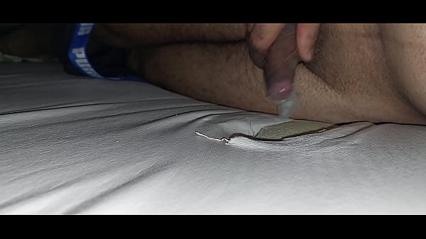 Pieprzę dziurę w materacu za pomocą prezerwatywy i wytryskuję spermę