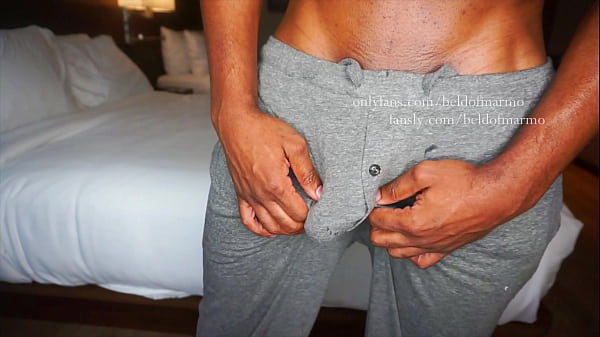 Pieprzona lalka erotyczna w szarych spodniach seksowne ruchy z twardym BBC