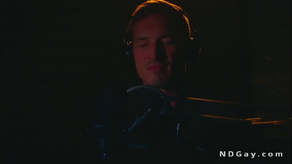 Podcaster spotyka i pieprzy analnie fankę na kanapie