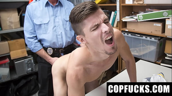 Podejrzany o kradzież sklepową uchwycony na kamerze umieszczający zegarek w spodniach – Copfucks