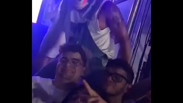 Polska małpa ssąca z zapałem